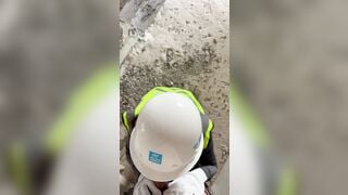 Tụt quần ngay tại công trường bắt em bú
