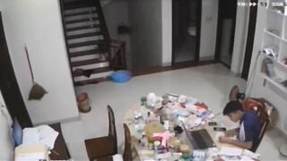 Thằng anh đang học bài mà con em cứ ở trần không mặc đồ chạy lon ton