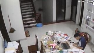 Thằng anh đang học bài mà con em cứ ở trần không mặc đồ chạy lon ton