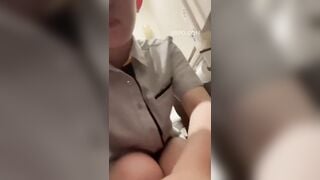 Một nữ nhân viên McDonald's tự thỏa mãn dục vọng trong nhà vệ sinh