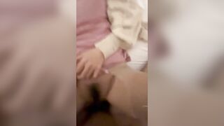 Nhìn em họ đang chơi game nứng quá phải đè ra địt