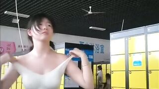 Quay lén được cháu họ tắm
