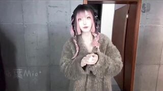 Em ladyboy thủ dâm trong nvs công cộng bị phát hiện
