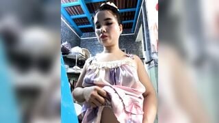 Chị mb xinh không mặc quần khoe mông to ra trắng trên live