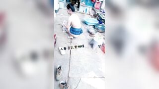 thằng chồng biến thái mang vợ sang cho thằng hàng xóm già húp