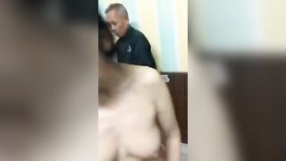 CHO BẠN NHẬU CỤT CẢ 2 TAY MƯỢN VỢ ĐỂ XẢ