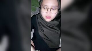 Gái xinh đeo kính lồn múp cho bạn thân địt kích thích