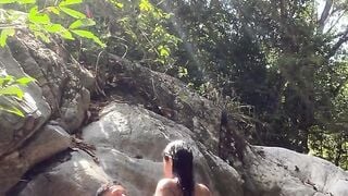 em teen đi tắm bên bờ suối bị địt tung lồn
