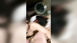 Bắt con em họ vừa bò vừa bú