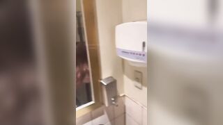 Đưa em vào WC để địt