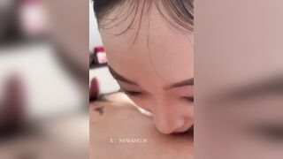 Chị nhân viên khách san bú mút con cu cho khách