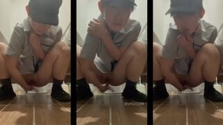 TOMBOY TRỐN LÀM, VÀO WC MÓC LỒN