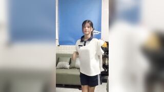 Gái Trung Quốc lột đồ khoe hàng