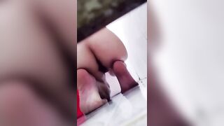 Quay lén nhỏ em họ bím nhiều lông đi tắm qua khe nhỏ cánh cửa