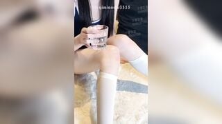 Súc vật bạn trai bắt nhét sextoy rỉ nước hứng vô cốc rồi uống