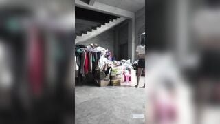 Dâm nữ đi mua đồ mà thích nude nên thay đồ public trước quán luôn