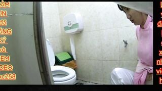 Quay lén mấy em sinh viên đi vệ sinh ở toilet trường học