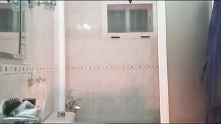 Em gái xinh xắn đi tắm