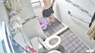 Quay lén c dâu đi đái,rửa lồn xog k mặc áo vú mà mặc mỗi lớp áo ngoài nhô đầu ti p3
