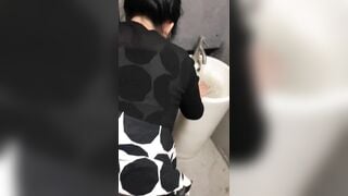 Lén lút trong nhà vệ sinh nam cùng em nhân viên siêu múp