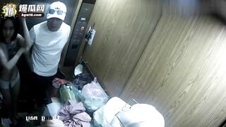 đặt cam quay lén cuộc sống riêng tư của những nữ nhân viên văn phòng