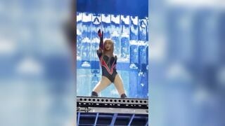Lisa lườm bói trên sân khấu #2