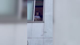 Cặp đôi quên đóng cửa sổ bị quay lén