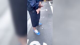 Cặp đôi quên đóng cửa sổ bị quay lén