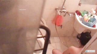 Trèo tường quay lén chị dâu rửa lồn khi đi tắm tí thì bị chị phát hiện