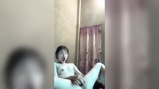 Em học sinh đang call sex thì mẹ về