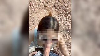 Vợ về quê bị anh hàng xóm bắt bú cu ngoài vườn
