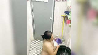 Quay lén bà ngoại tắm