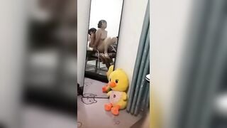 ĐỊT E TRƯỚC GƯƠNG