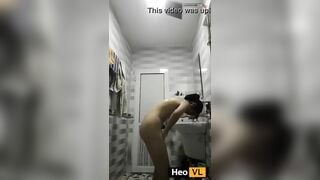Quay lén đứa cháu tắm nhìn nó đái mà sướng