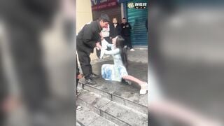gái xinh khoe hàng public nơi công cộng