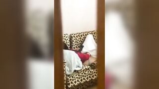 con chị họ nứng lồn thủ dâm 1 mình trong phòng thì em trai phát hiện