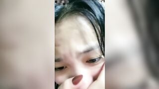 Clip Hot Chén em gái xinh khi đang livestream trong phòng