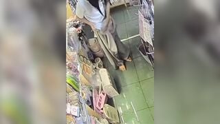 Em học sinh bị tràn băng đái trong quần trong tiệm tạp hoá