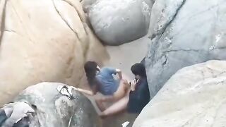 Bắt gặp cặp đôi lén lút địt nhau ngoài bờ biển