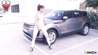 Lột đồ trong bãi đỗ xe bị phát hiện