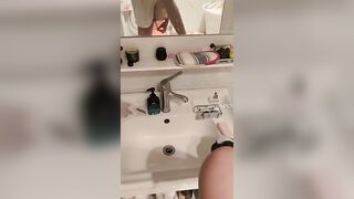 VÀO NHÀ TẮM , LẤY CÂY KẺ MẮT, CHỌC VÀO LỒN