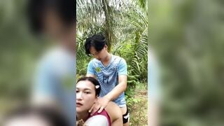 Dụ dỗ đụ vợ hàng xóm ngoài vườn vắng.