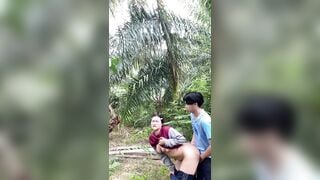 Dụ dỗ đụ vợ hàng xóm ngoài vườn vắng.