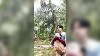 Dụ dỗ đụ vợ hàng xóm ngoài vườn vắng.