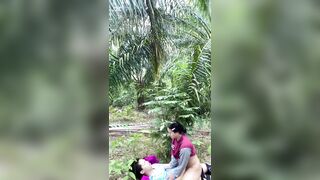 Dụ dỗ đụ vợ hàng xóm ngoài vườn vắng.