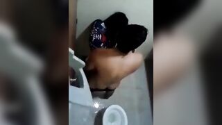 Thầy giáo lén đụ học sinh trong toilet trường học.