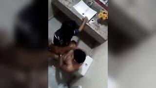 Thầy giáo lén đụ học sinh trong toilet trường học.