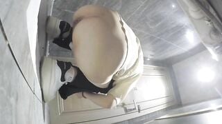 Quay lén gái xinh đi đái, Lấy giấy Lau Lồn Ở WC TTTM Cực nứng