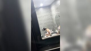 Quay lén  Em gái tới tháng đi tolet