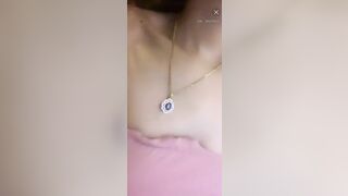 Mẹ Bỉm Live Thủ Dâm Ở Trên Có Nước Mà Ở Dưới Lại Không